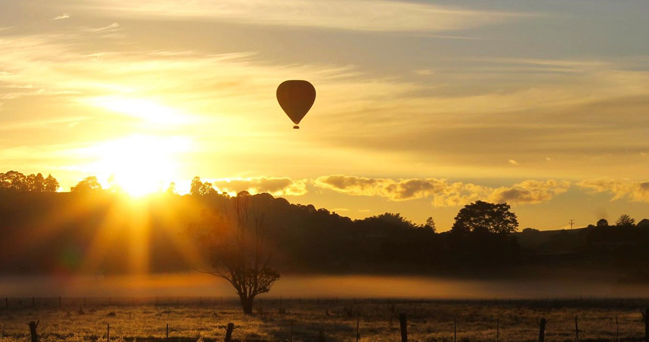 byron-bay-ballooning-hot-air-balloon-ride-scenic-flight-sunrise-backpacker-tour